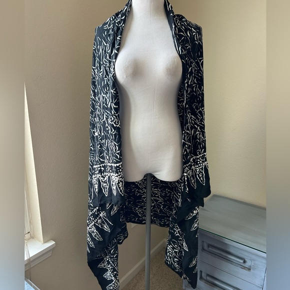 Black and white scarf shawl wrap wear it anyway you’d like it - Picture 1 of 3